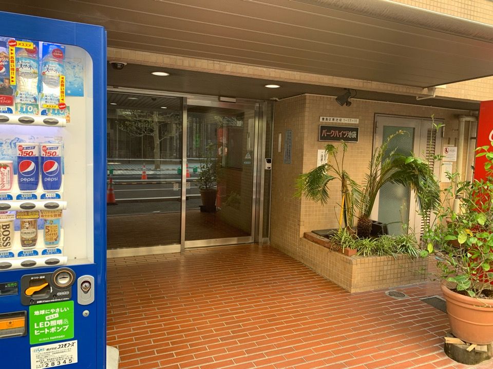 建物の入り口です。入口の横には福しん（中華屋さん）があります。