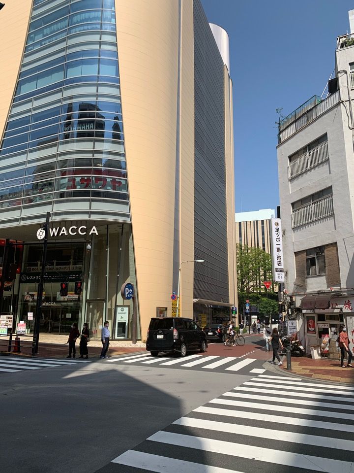 LABIの裏に商業施設WACCAがあります。WACCAのわき道を入ってください。